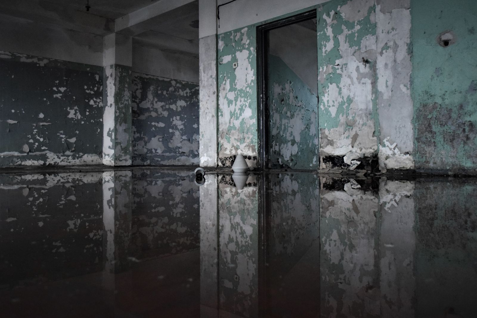 Sous-sol inondé, eau stagnante au sol