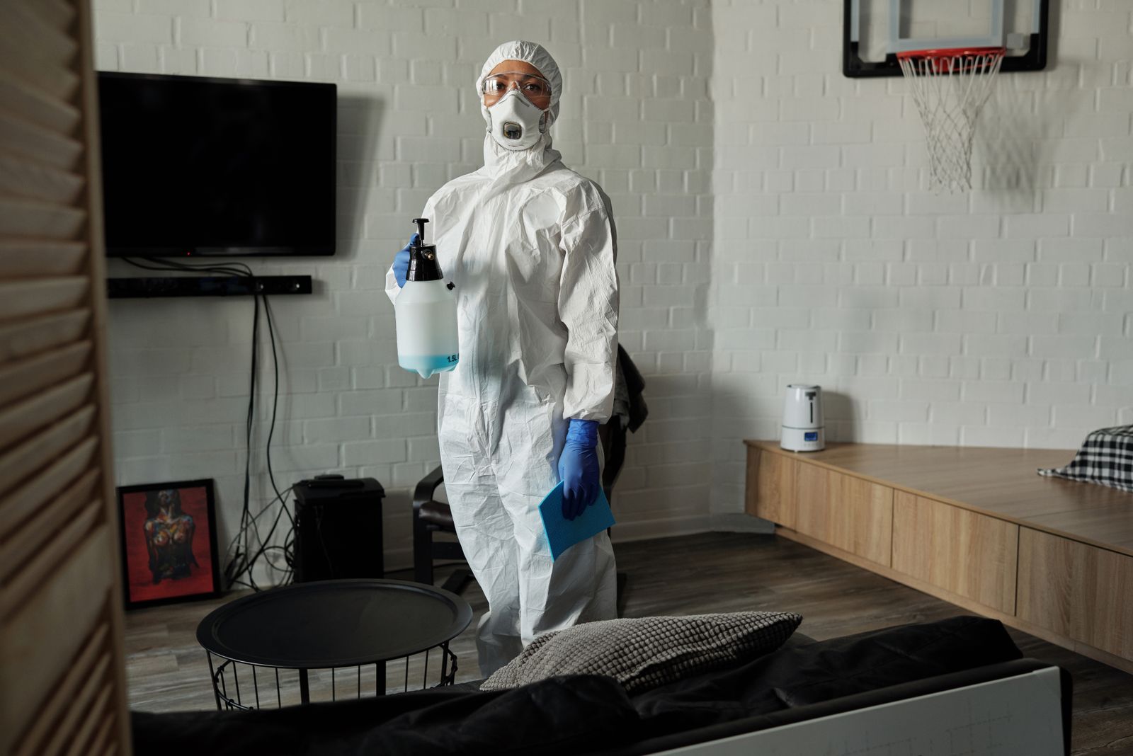 Intervenant en combinaison de protection dans une pièce à traiter