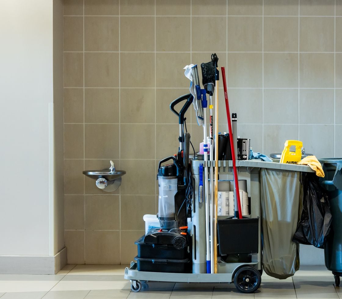Chariot de ménage complet dans le couloir d un bâtiment professionnel