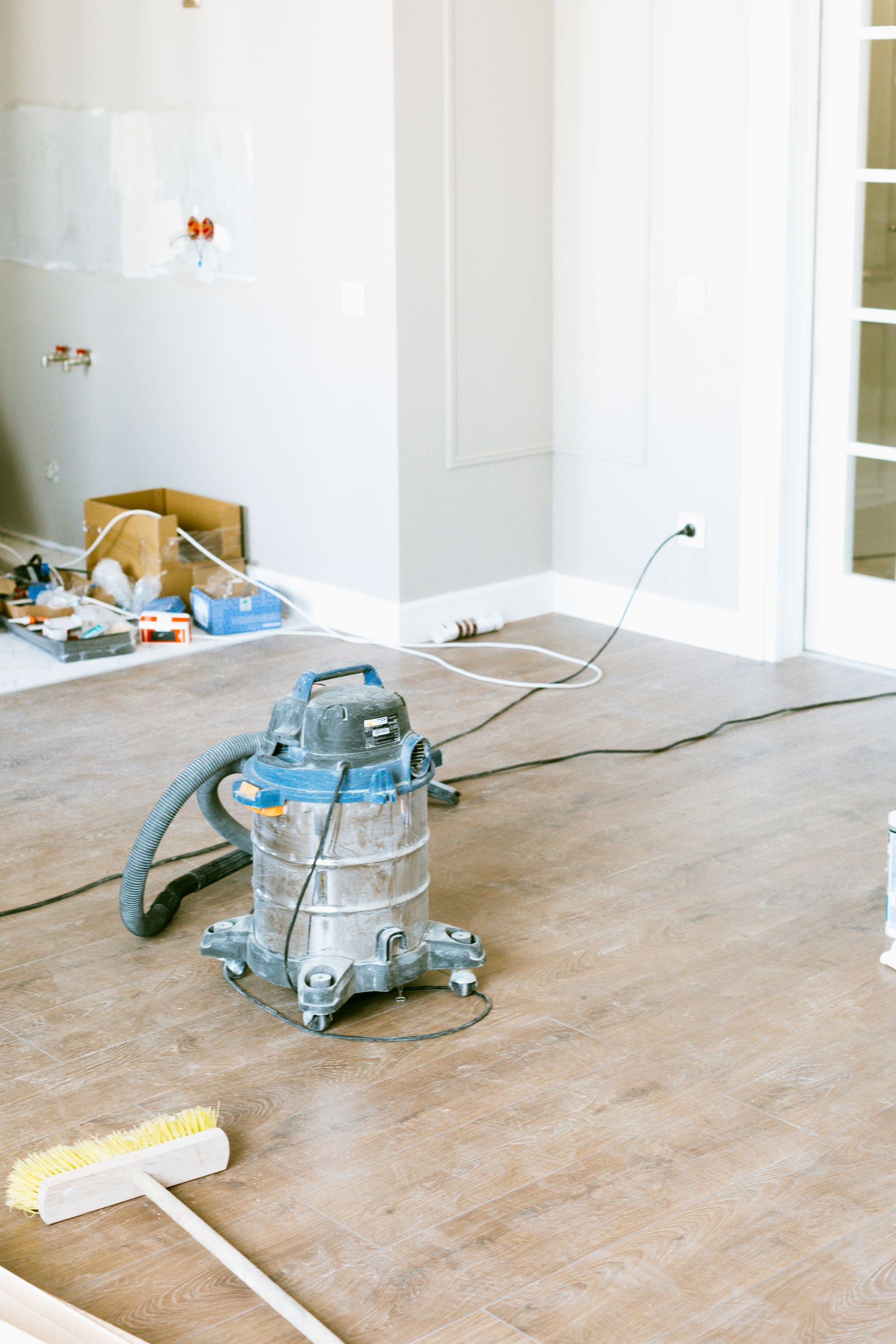 Aspirateur de chantier en action dans une pièce en fin de travaux