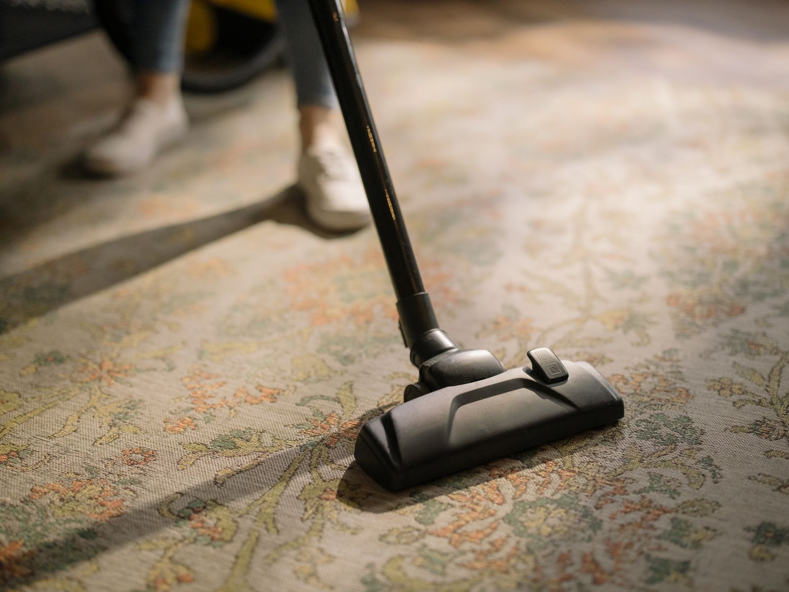 Aspiration d'un tapis à la brosse, sol textile repris en profondeur
