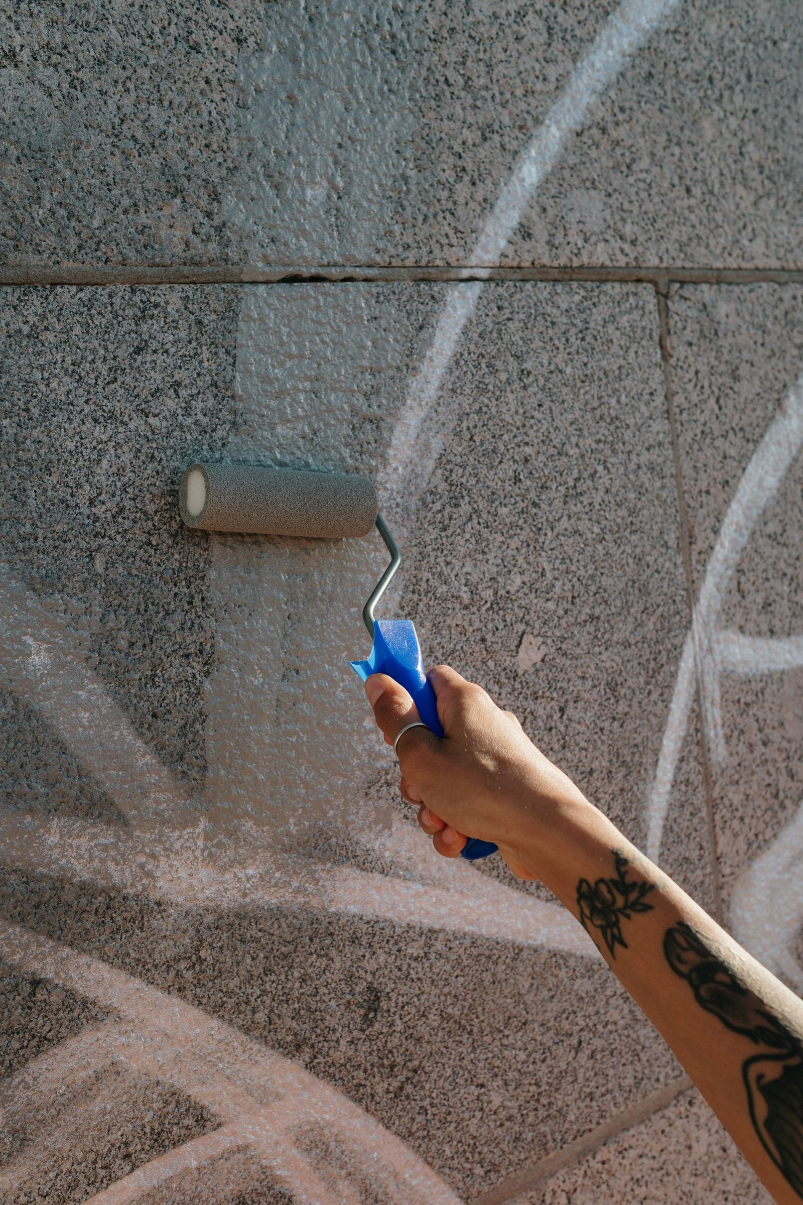 Recouvrement d'un graffiti au rouleau