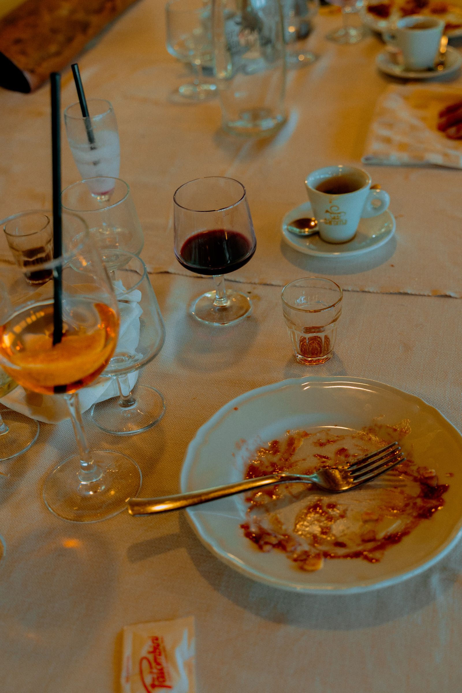 Table de réception après le repas, verres et assiettes à débarrasser