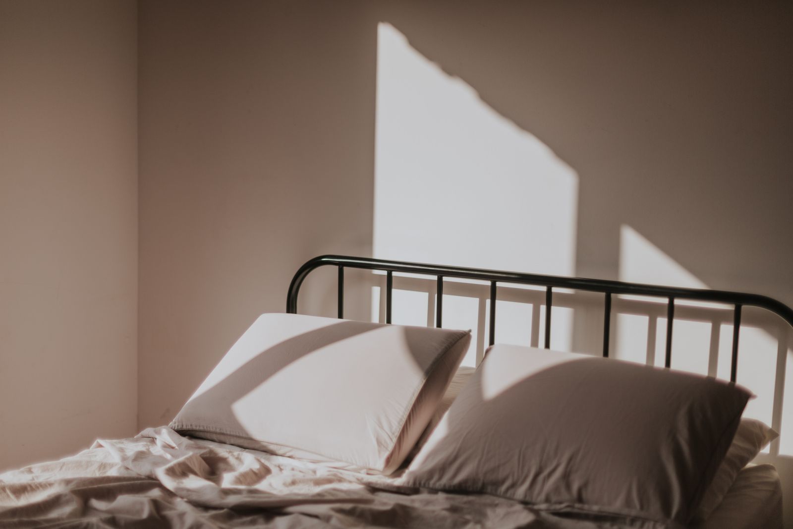 Lit refait dans un logement de location