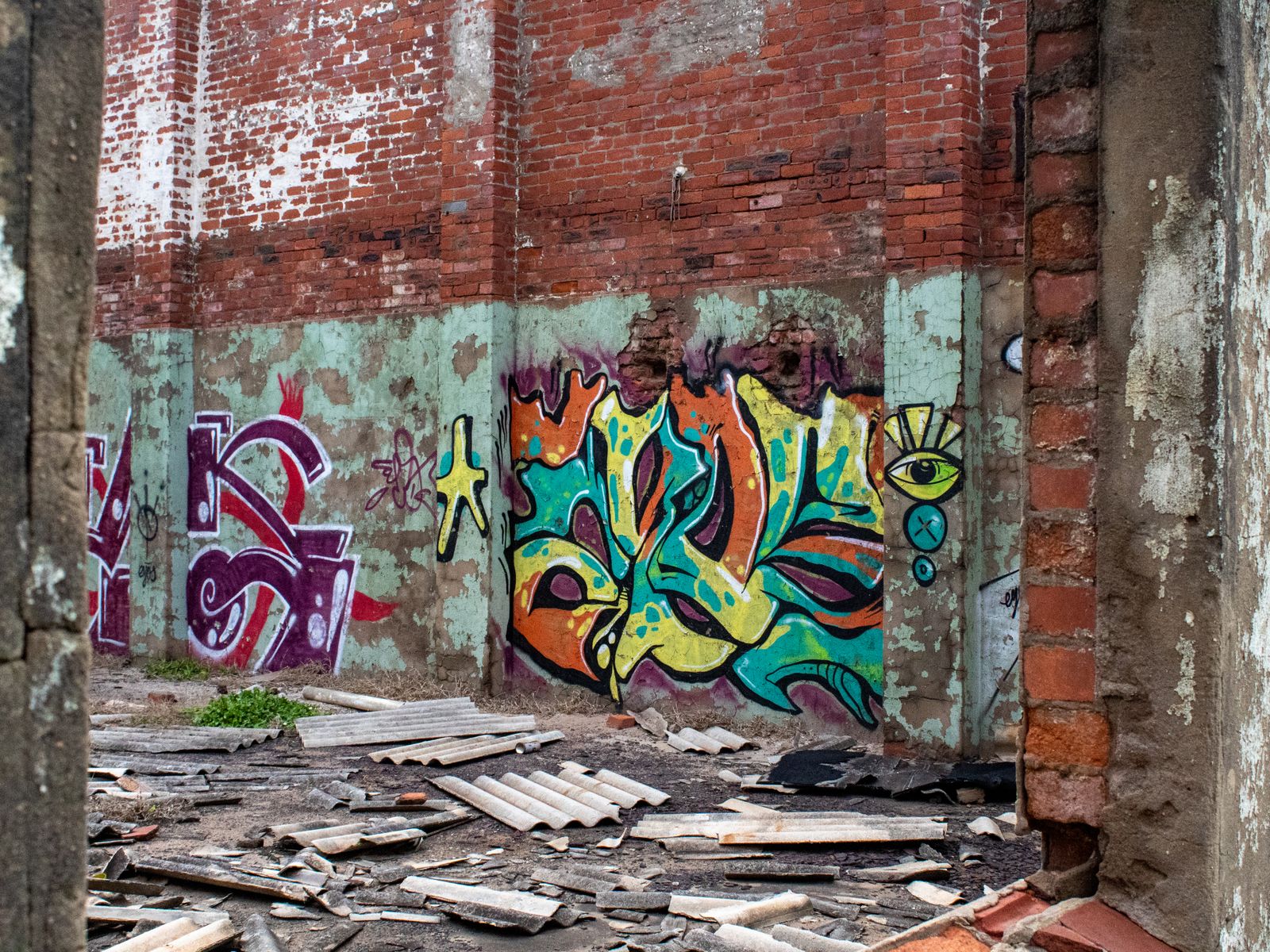 Mur extérieur couvert de tags et de dégradations