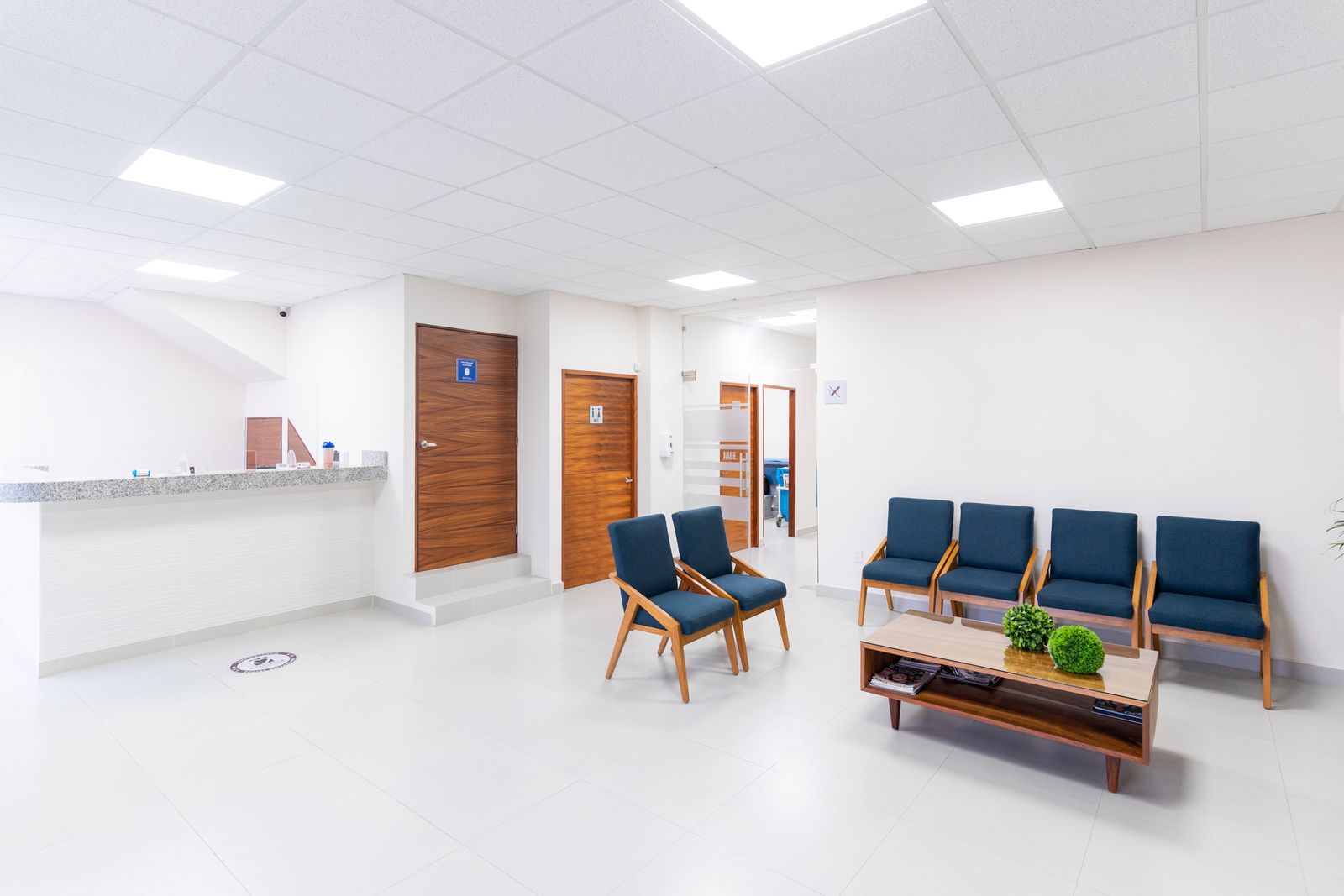 Salle d'attente d'un cabinet, sièges et sol clairs