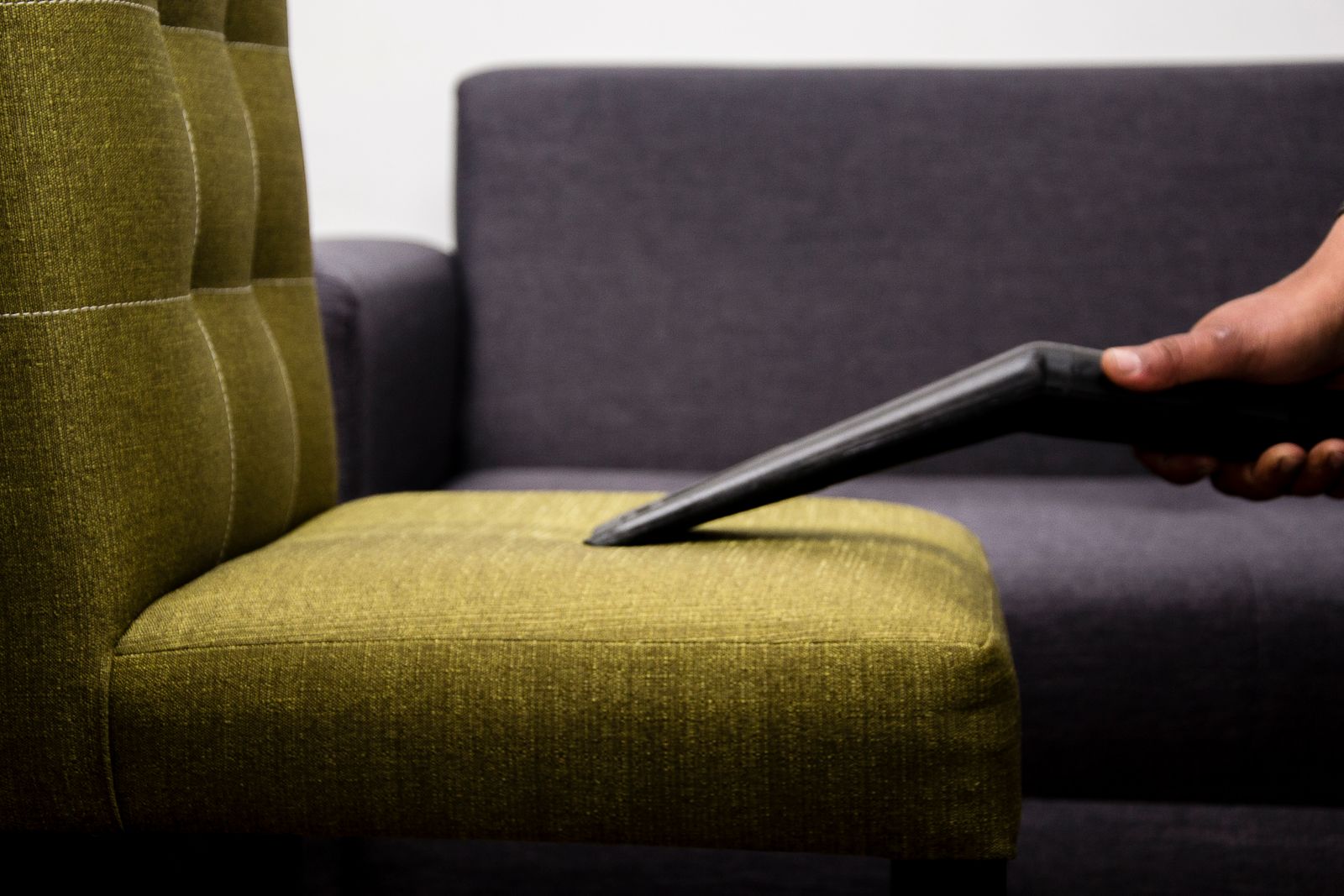 Aspiration d'une assise de canapé en tissu