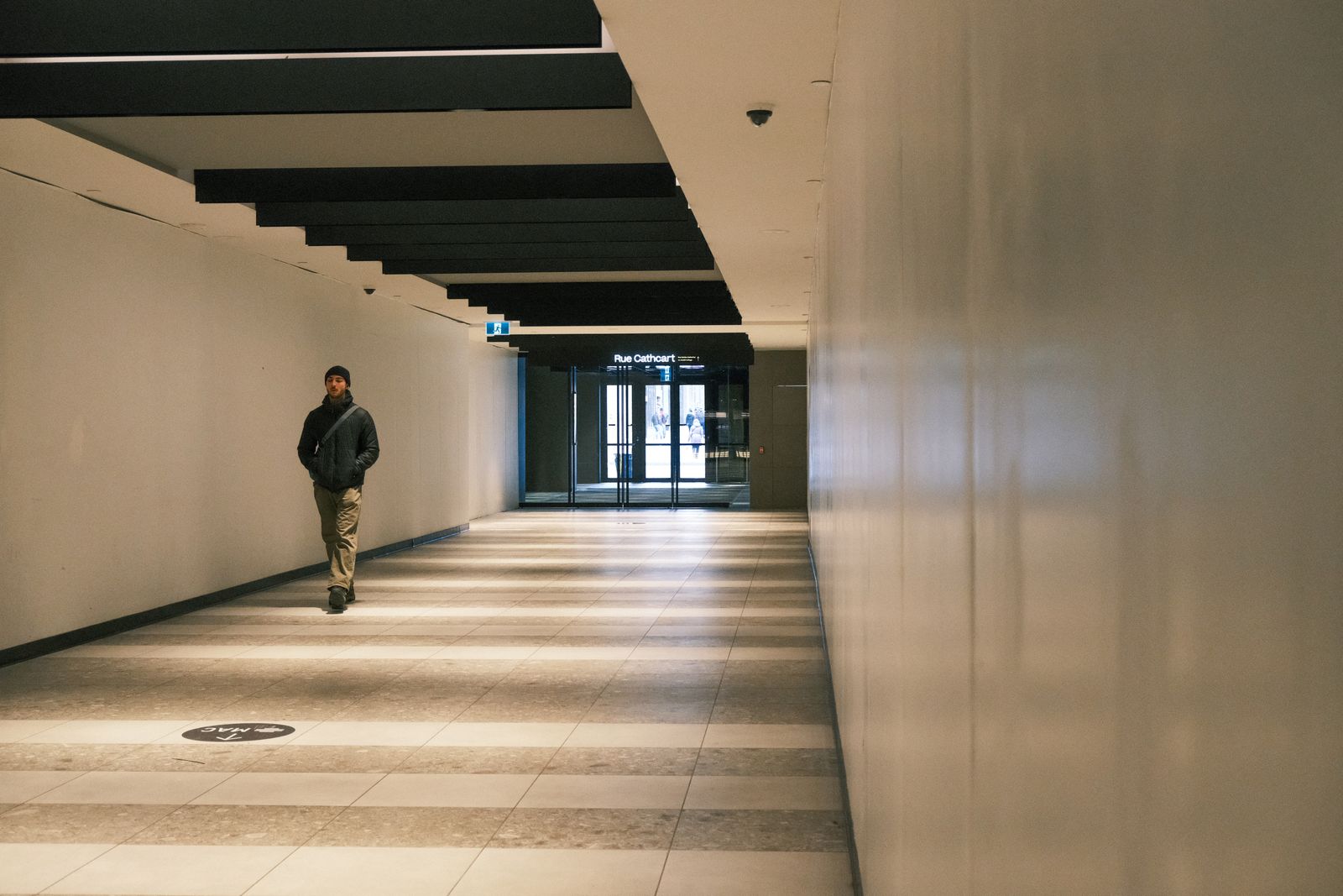 Couloir d'un bâtiment public éclairé en enfilade