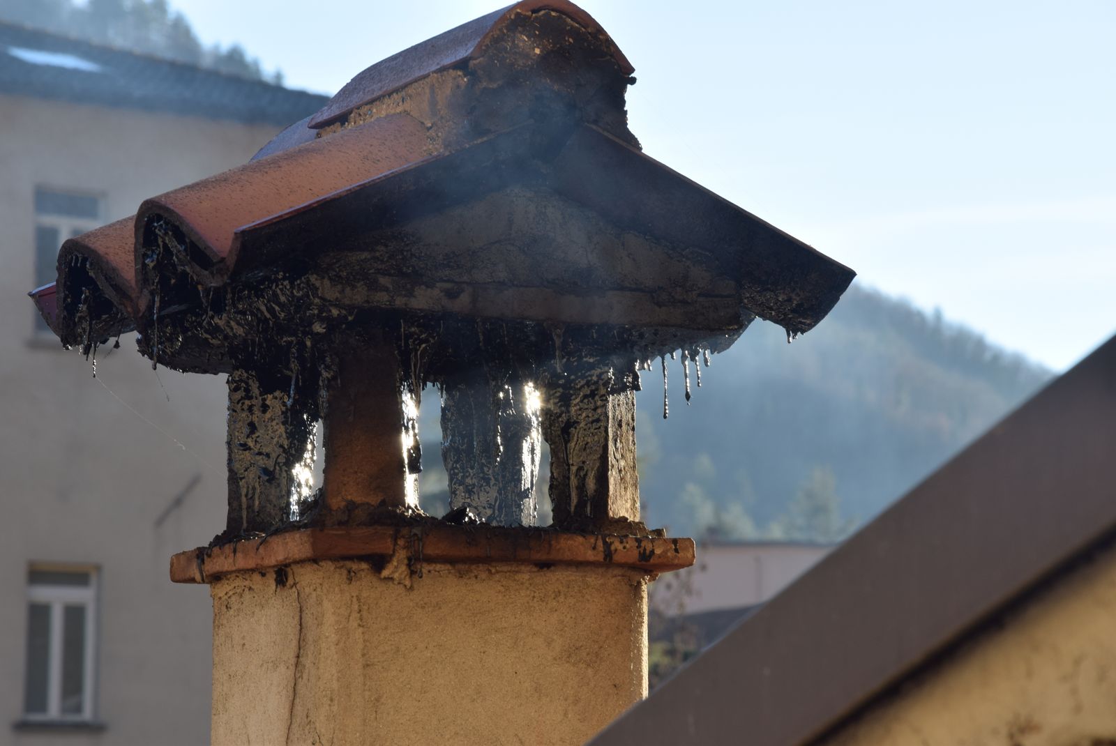 Souche de cheminée noircie par la suie