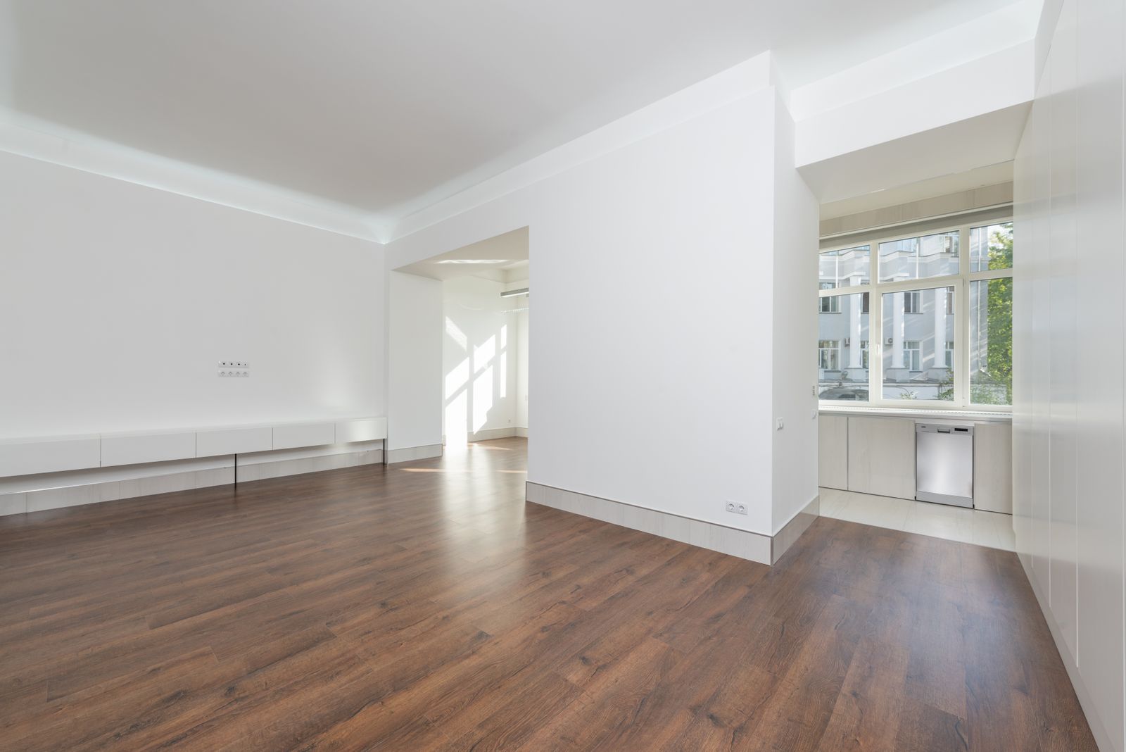 Appartement neuf livré, parquet et murs blancs