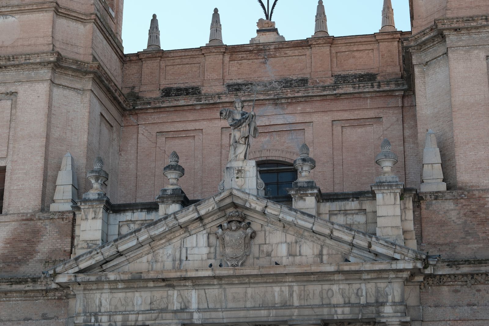 Fronton de pierre d'un édifice ancien