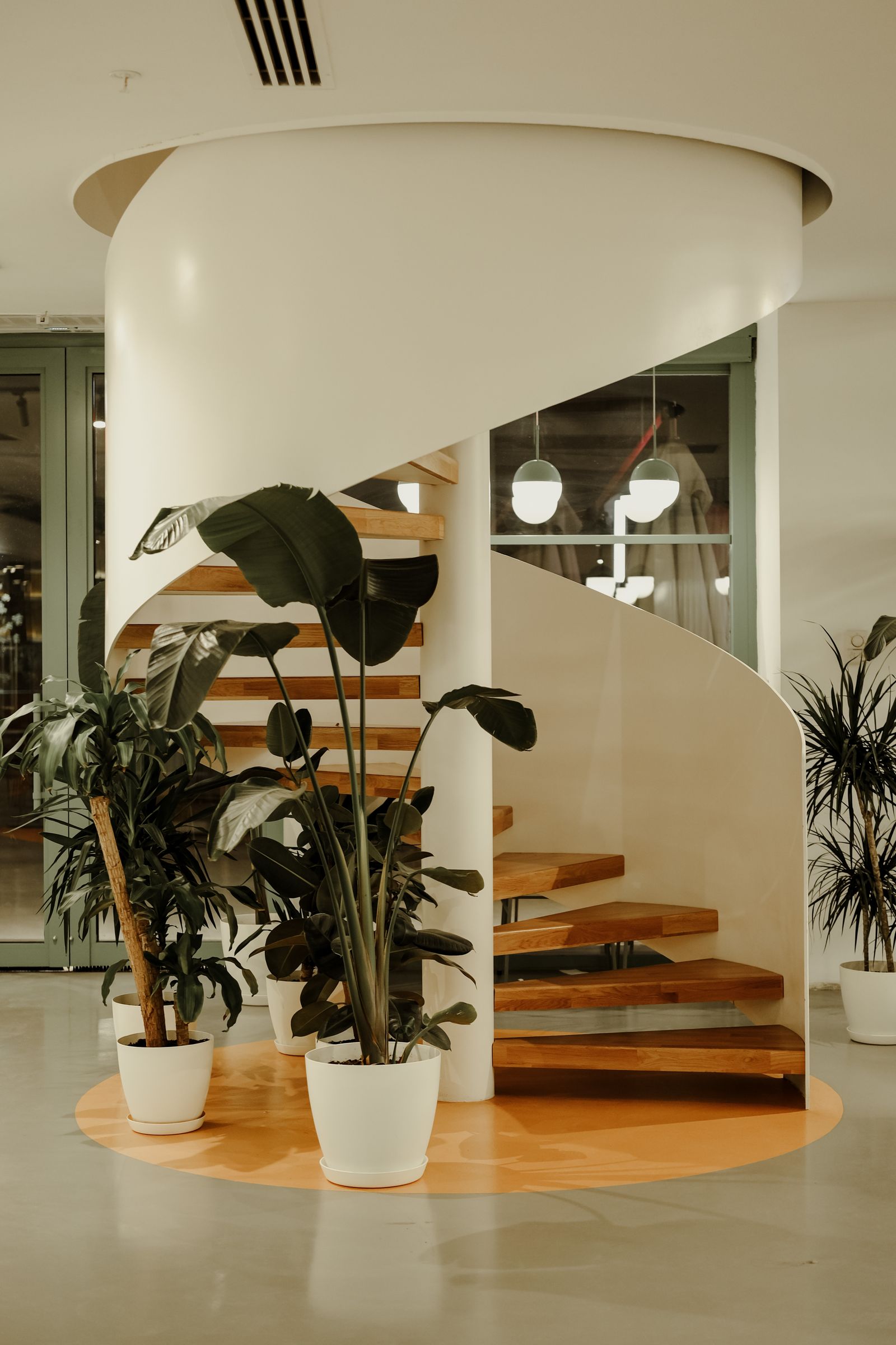 Escalier d'un immeuble et son palier