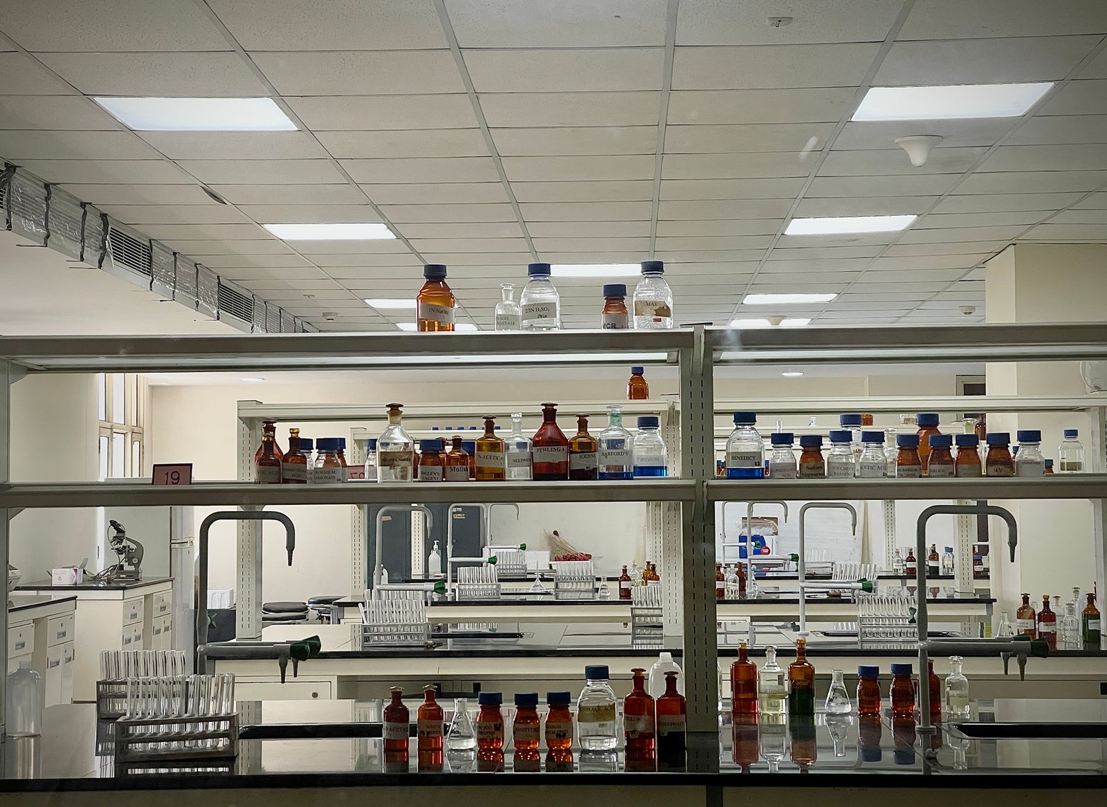 Paillasse de laboratoire équipée et dégagée