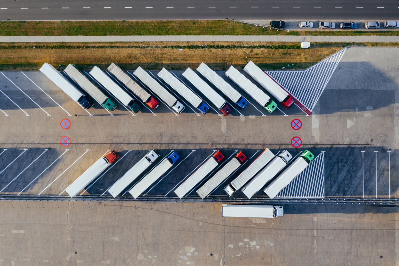 Semi-remorques stationnés sur une aire