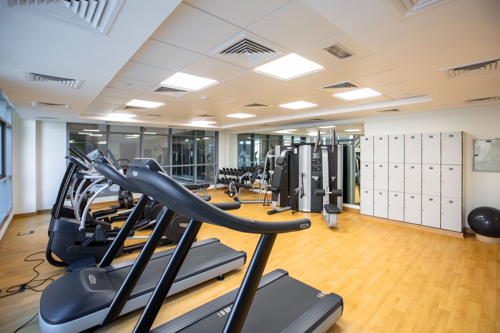 Salle de sport équipée de tapis de course