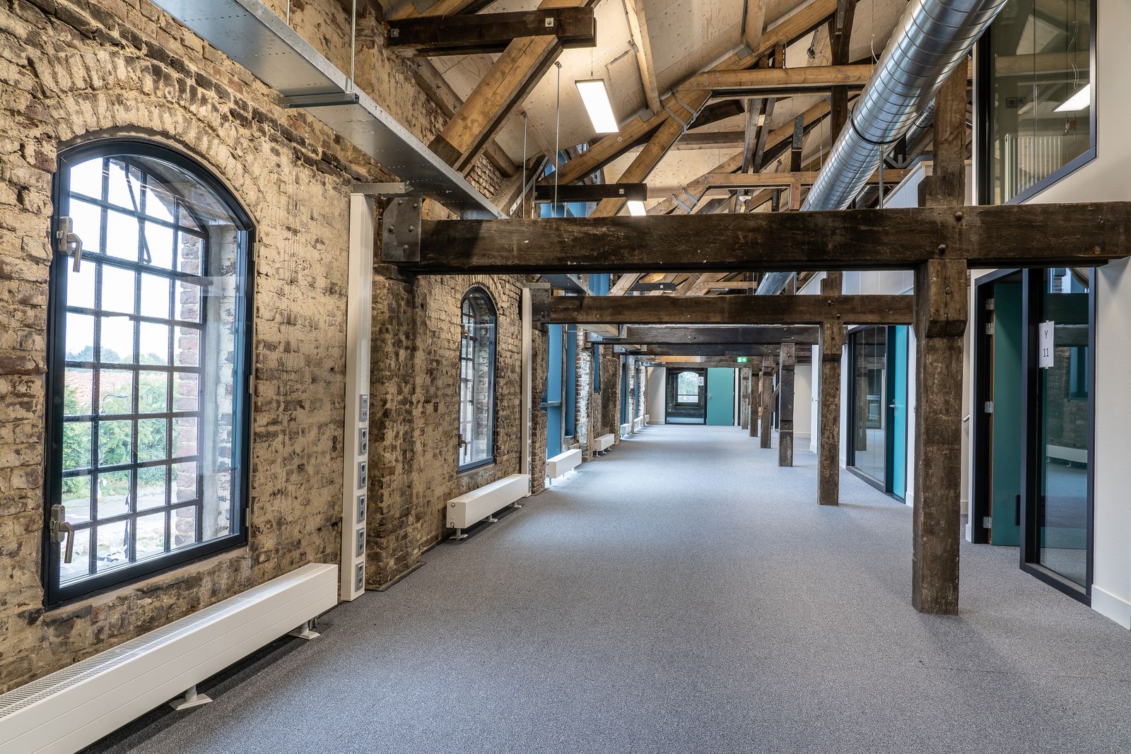 Couloir d'immeuble rénové, murs et sol repris