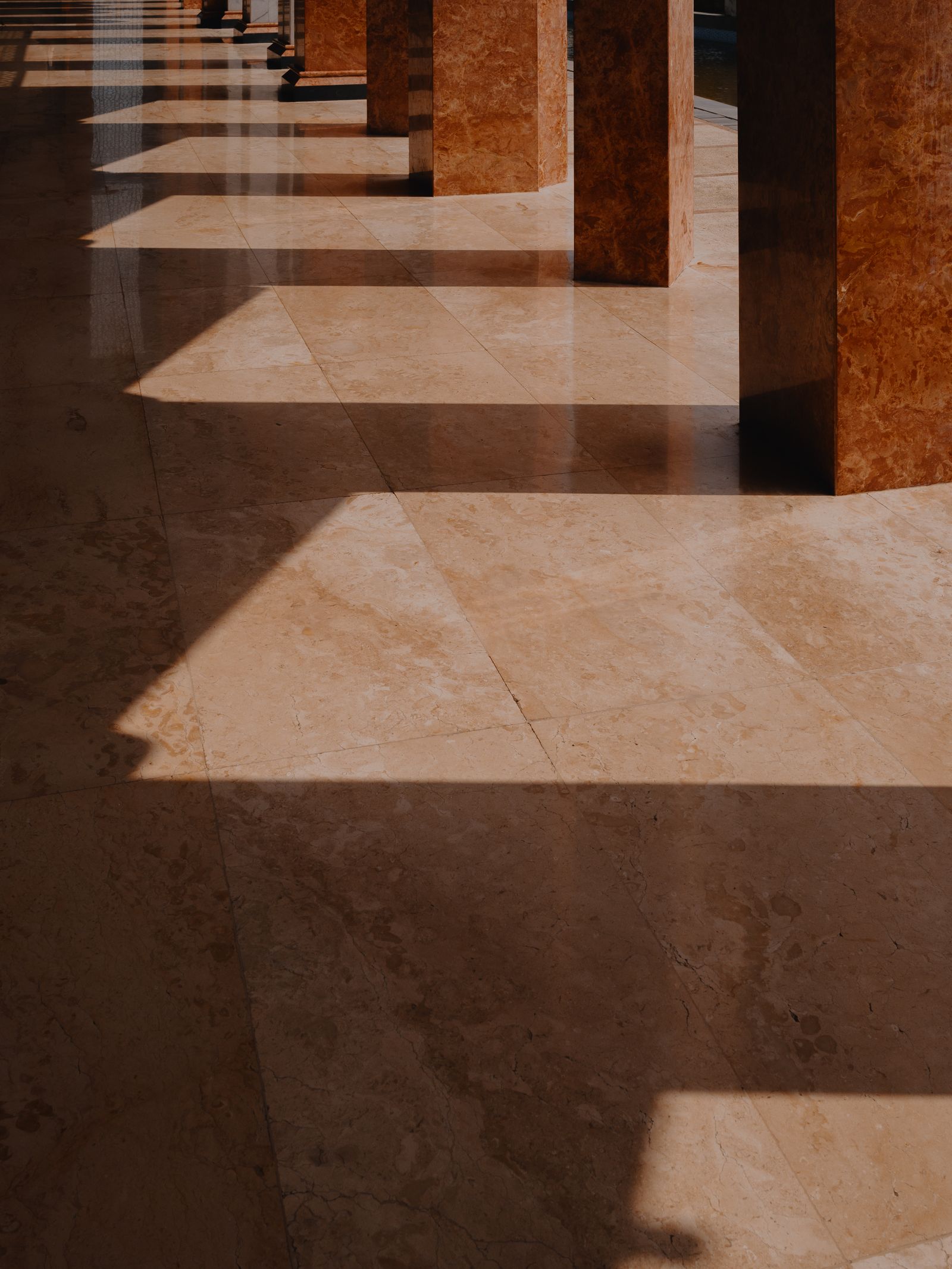 Dallage de marbre poli sous une lumière rasante